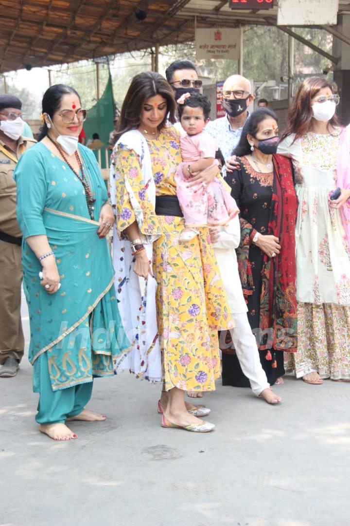 Shilpa Shetty visits Siddhi Vinayak Ganapati Mandir with her daughter Samisha