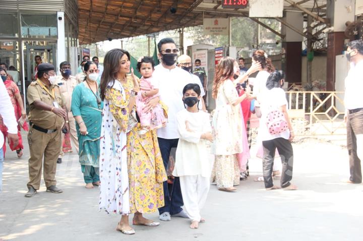 Shilpa Shetty visits Siddhi Vinayak Ganapati Mandir with her daughter Samisha