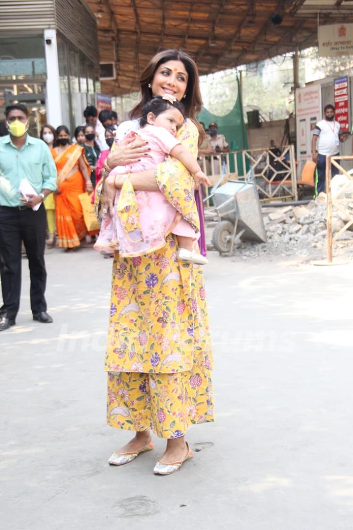 Shilpa Shetty visits Siddhi Vinayak Ganapati Mandir with her daughter Samisha