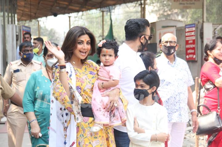 Shilpa Shetty visits Siddhi Vinayak Ganapati Mandir with her daughter Samisha