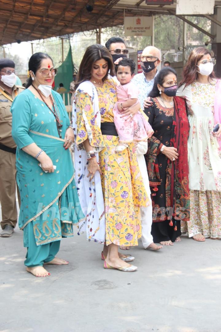 Shilpa Shetty visits Siddhi Vinayak Ganapati Mandir with her daughter Samisha