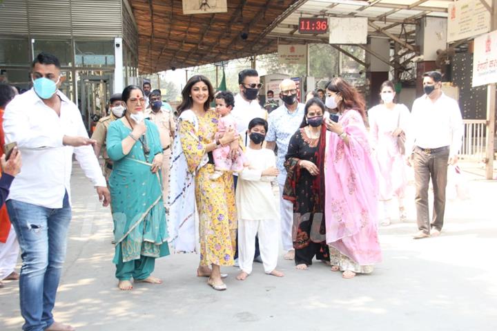 Shilpa Shetty visits Siddhi Vinayak Ganapati Mandir with her daughter Samisha