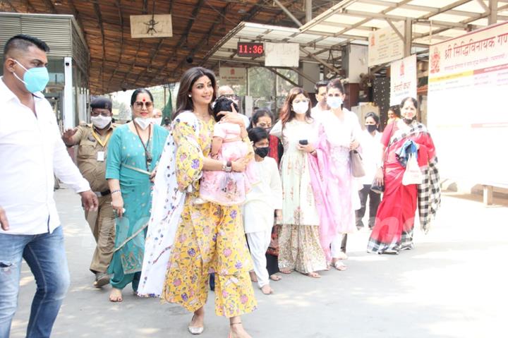 Shilpa Shetty visits Siddhi Vinayak Ganapati Mandir with her daughter Samisha