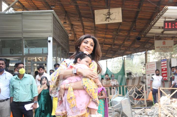 Shilpa Shetty visits Siddhi Vinayak Ganapati Mandir with her daughter Samisha