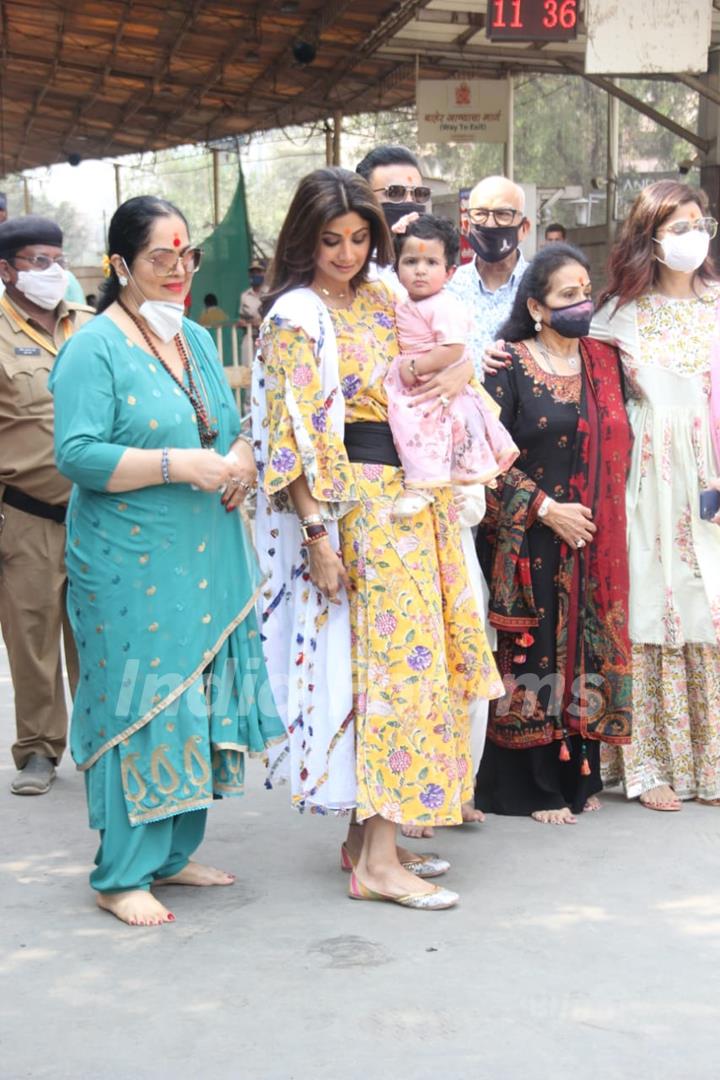 Shilpa Shetty visits Siddhi Vinayak Ganapati Mandir with her daughter Samisha