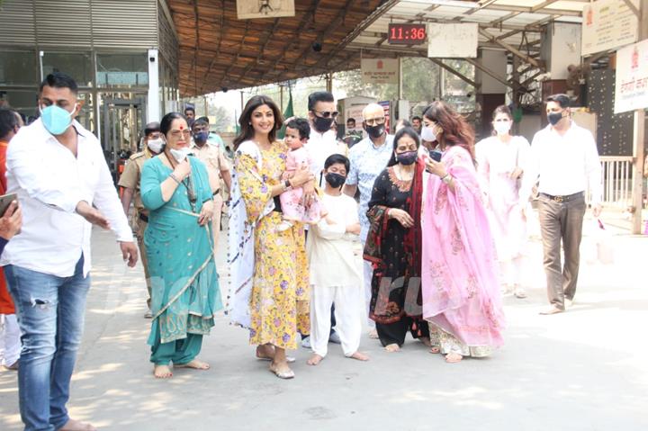 Shilpa Shetty visits Siddhi Vinayak Ganapati Mandir with her daughter Samisha