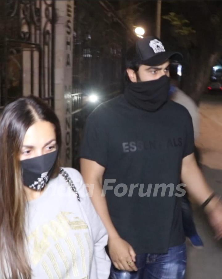 Malaika Arora and Arjun Kapoor snapped outside her parents house