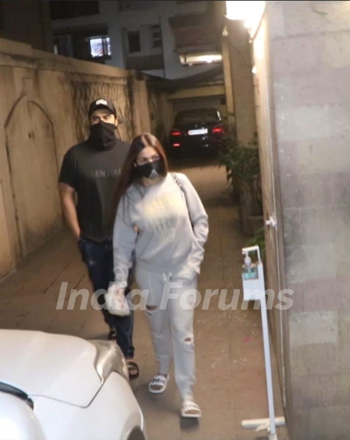 Malaika Arora and Arjun Kapoor snapped outside her parents house