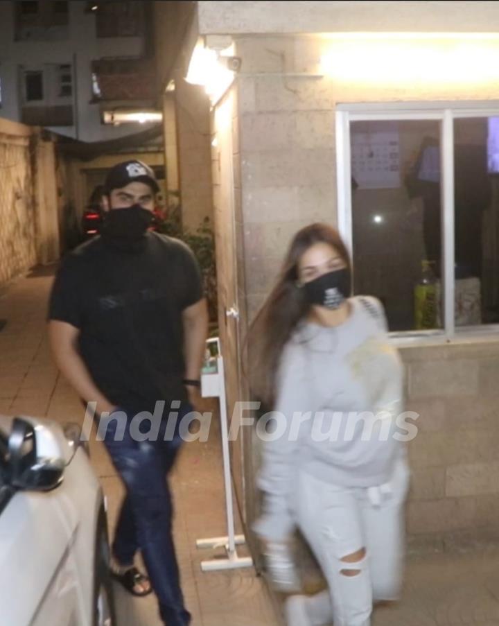 Malaika Arora and Arjun Kapoor snapped outside her parents house