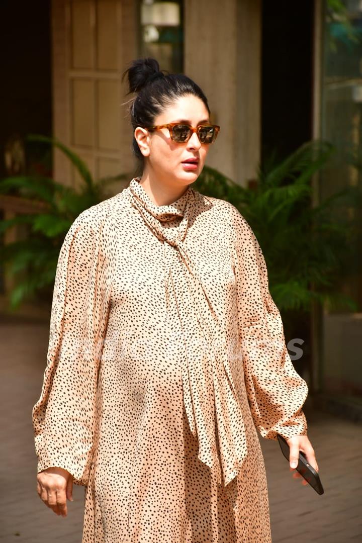 Kareena Kapoor Khan spotted visiting Karishma Kapoor's house 