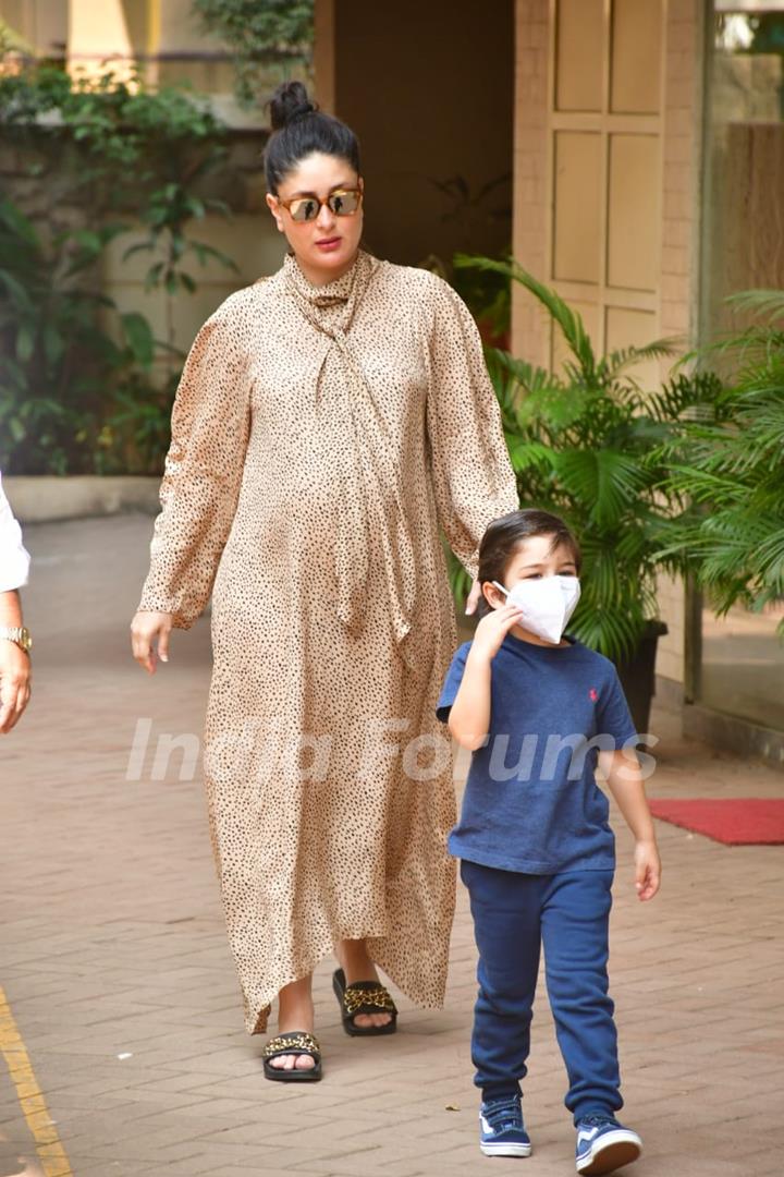 Kareena Kapoor Khan spotted visiting Karishma Kapoor's house 