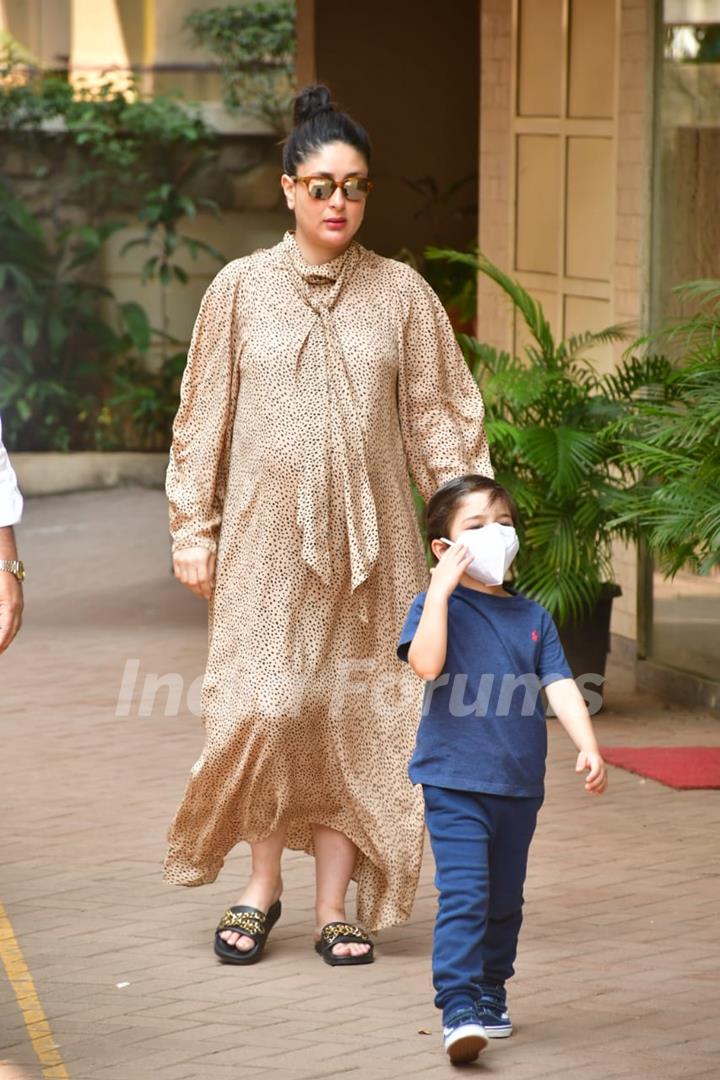 Kareena Kapoor Khan spotted visiting Karishma Kapoor's house 