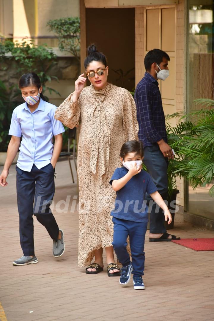 Kareena Kapoor Khan spotted visiting Karishma Kapoor's house 