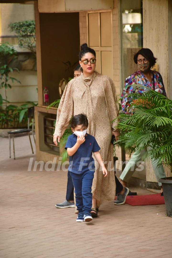 Kareena Kapoor Khan spotted visiting Karishma Kapoor's house 