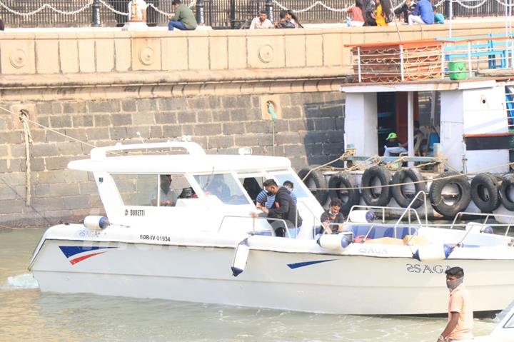 Shah Rukh Khan spotted at Gateway of India