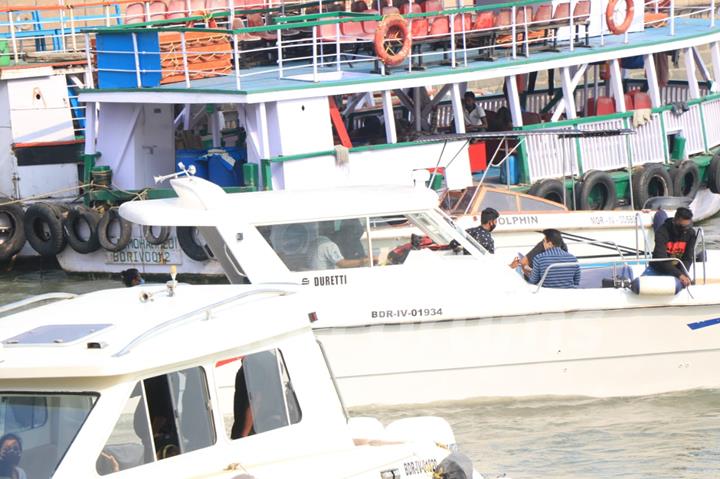 Shah Rukh Khan spotted at Gateway of India