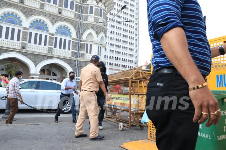 Shah Rukh Khan spotted at Gateway of India