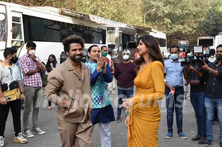 Shilpa Shetty and Rithvik Dhanjani snapped behind the sets of Super Dancer Chapter 4