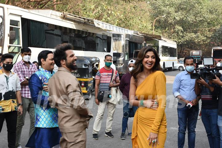 Shilpa Shetty and Rithvik Dhanjani snapped behind the sets of Super Dancer Chapter 4