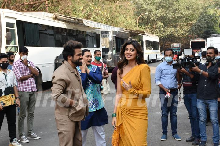 Shilpa Shetty and Rithvik Dhanjani snapped behind the sets of Super Dancer Chapter 4