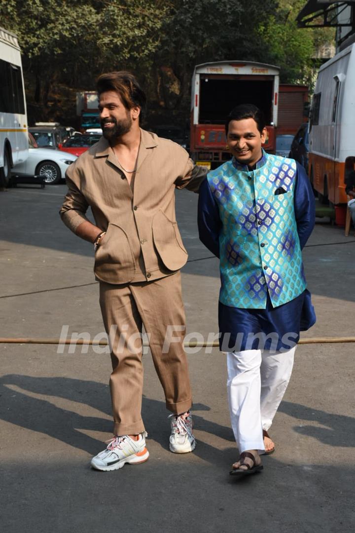 Rithvik Dhanjani and Paritosh Tripathi snapped behind the sets of Super Dancer Chapter 4