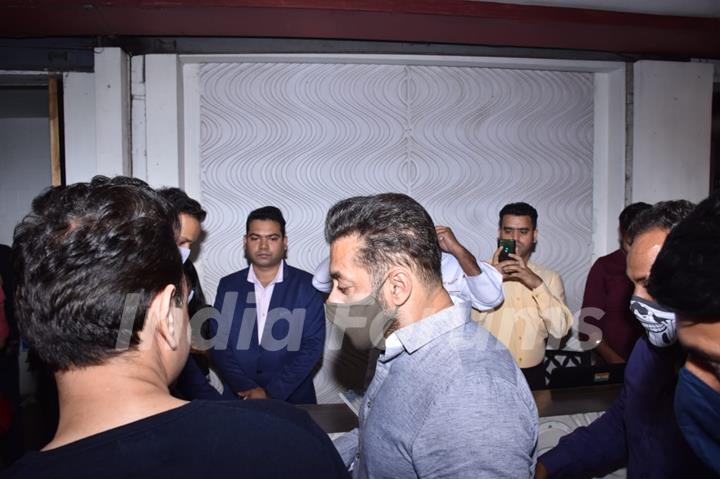 Salman Khan arrive at the sets of brother Arbaaz Khan's chat show - Pinch