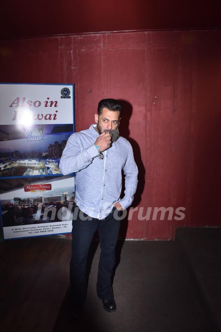 Salman Khan arrive at the sets of brother Arbaaz Khan's chat show - Pinch