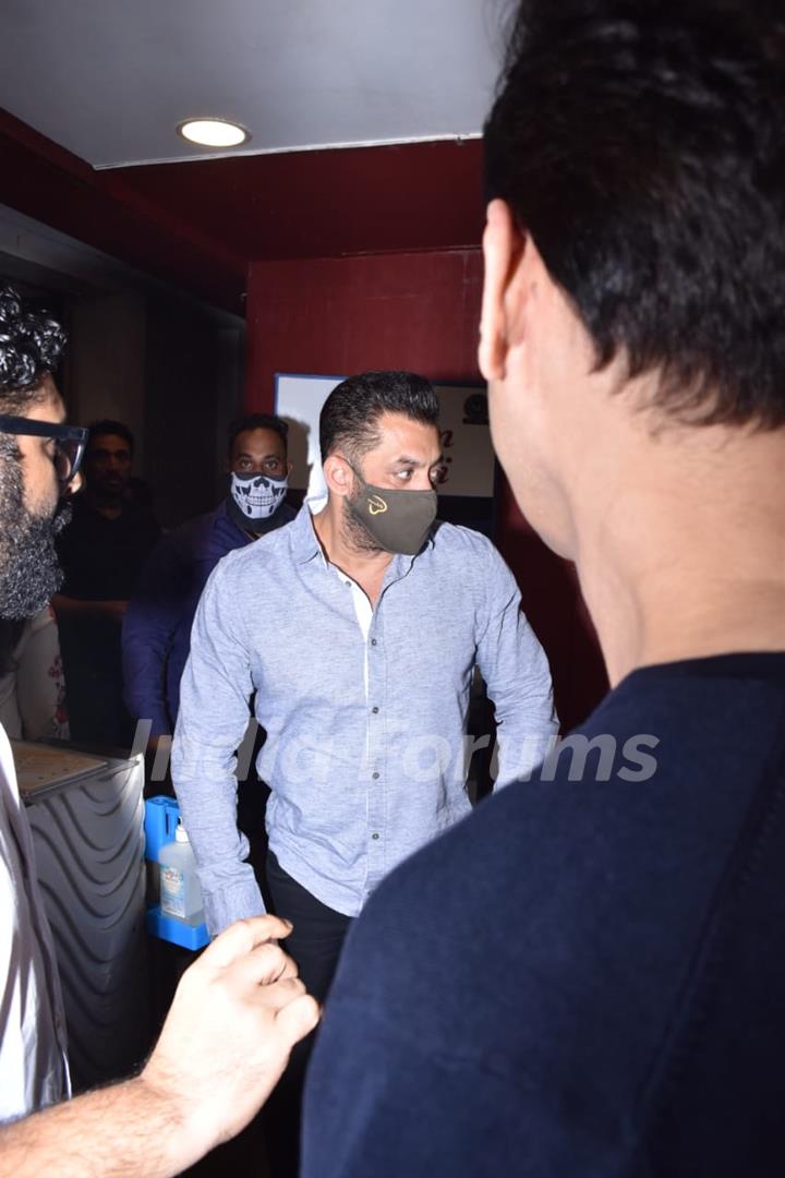 Salman Khan arrive at the sets of brother Arbaaz Khan's chat show - Pinch