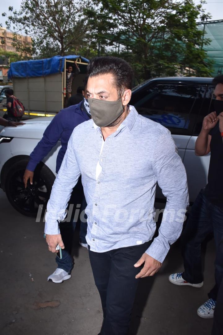 Salman Khan arrive at the sets of brother Arbaaz Khan's chat show - Pinch