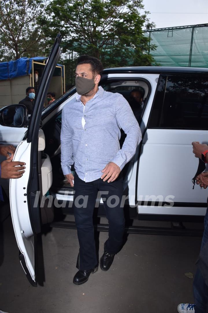 Salman Khan arrive at the sets of brother Arbaaz Khan's chat show - Pinch