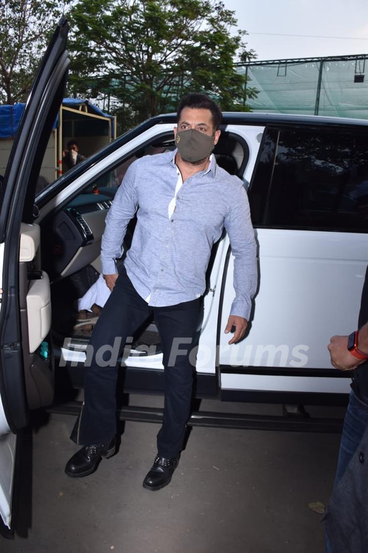 Salman Khan arrive at the sets of brother Arbaaz Khan's chat show - Pinch