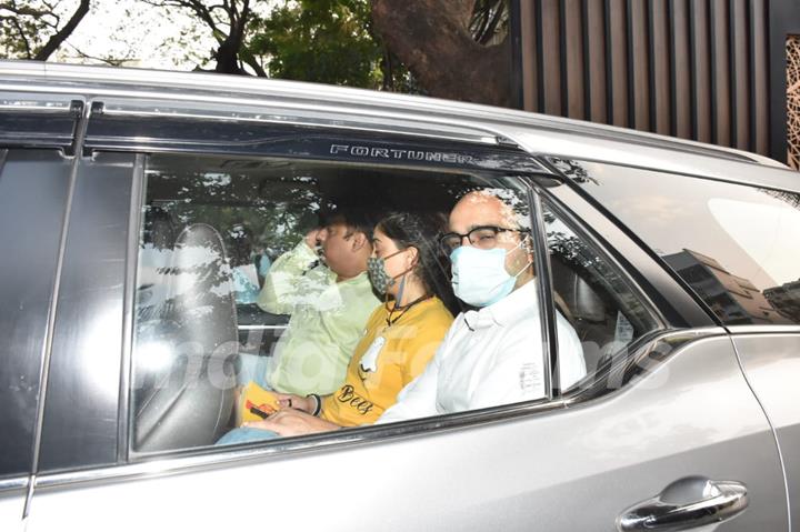 Aamir Khan spotted with daughter Ira Khan in Pali Hill, Bandra