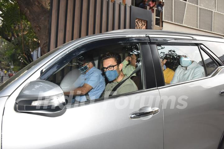 Aamir Khan spotted with daughter Ira Khan in Pali Hill, Bandra