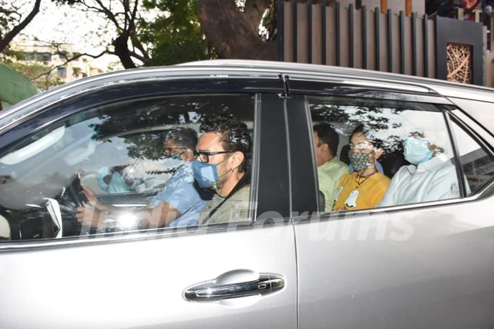 Aamir Khan spotted with daughter Ira Khan in Pali Hill, Bandra