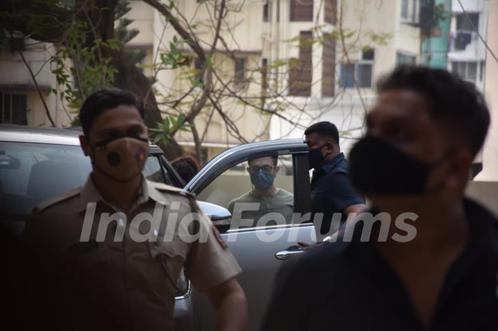 Aamir Khan spotted with daughter Ira Khan in Pali Hill, Bandra
