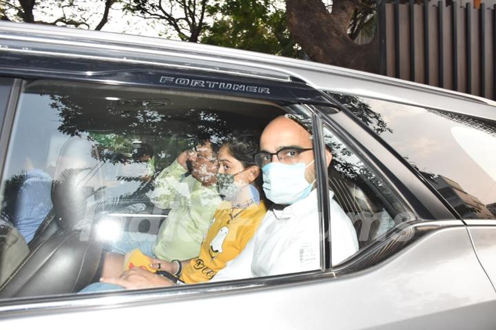 Aamir Khan spotted with daughter Ira Khan in Pali Hill, Bandra