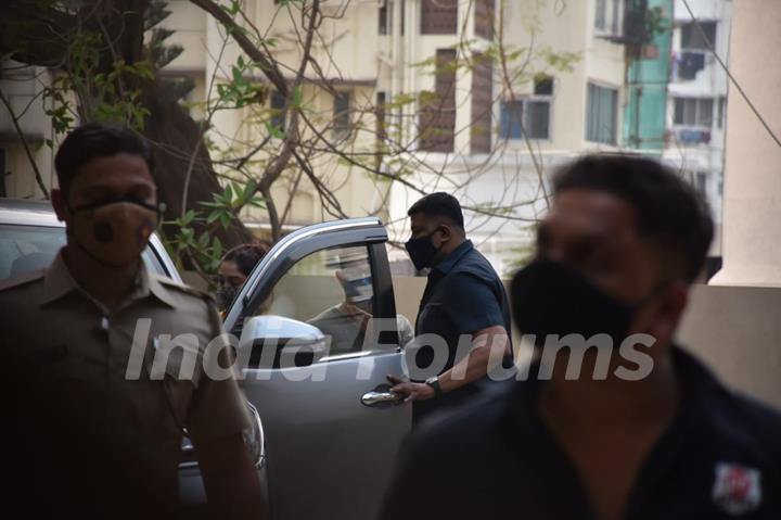 Aamir Khan spotted with daughter Ira Khan in Pali Hill, Bandra