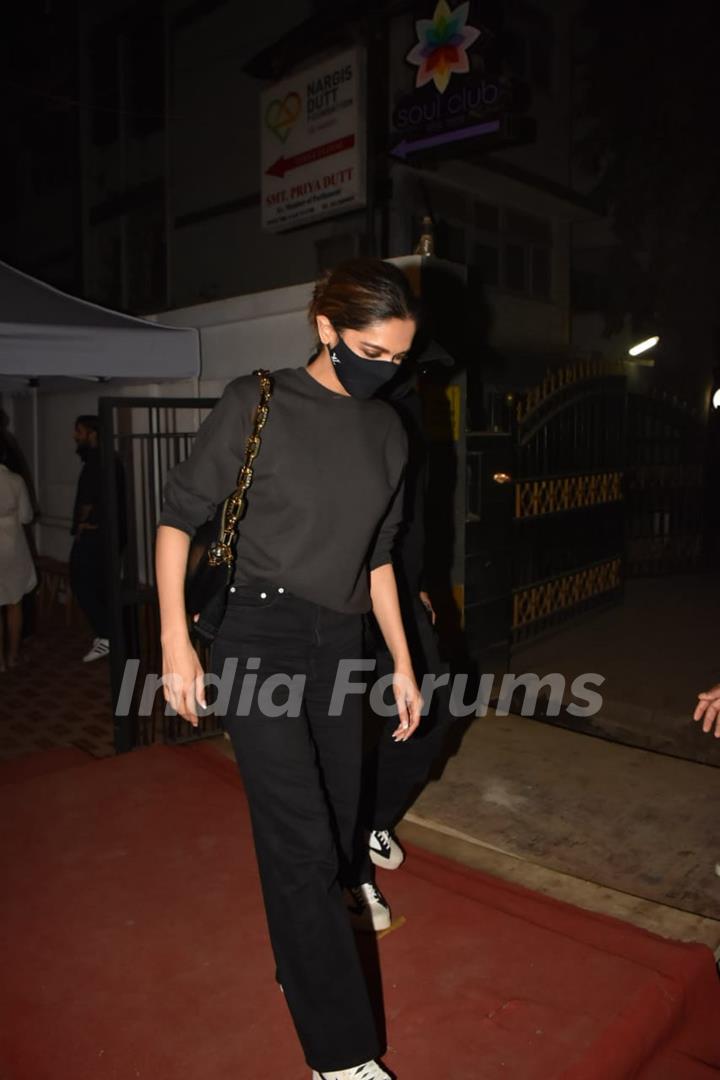 Deepika Padukone snapped leaving Izumi, Bandra