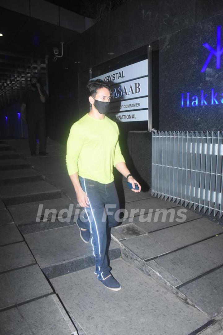 Tiger Shroff-Disha Patani step out for a romantic dinner date!