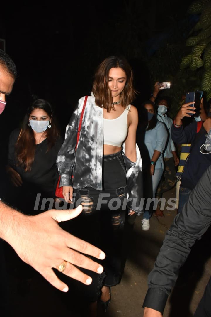 Deepika Padukone mobbed by fans; looks troubled as a women tries to pull her red bag