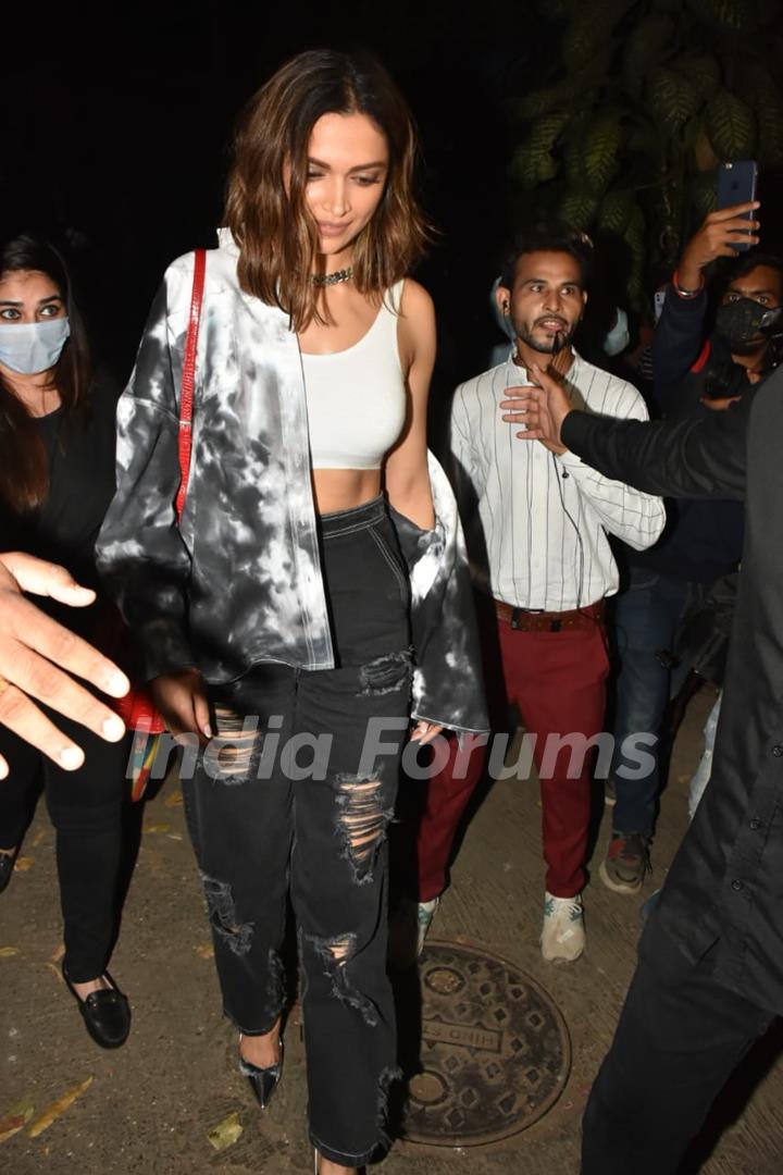 Deepika Padukone mobbed by fans; looks troubled as a women tries to pull her red bag