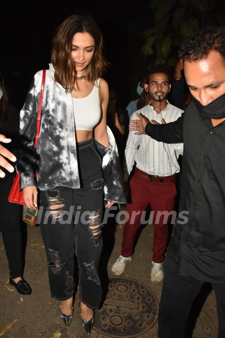 Deepika Padukone mobbed by fans; looks troubled as a women tries to pull her red bag