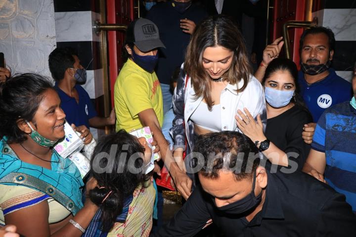 Deepika Padukone mobbed by fans; looks troubled as a women tries to pull her red bag