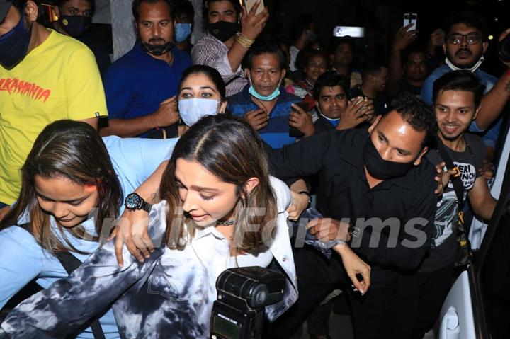 Deepika Padukone mobbed by fans; looks troubled as a women tries to pull her red bag