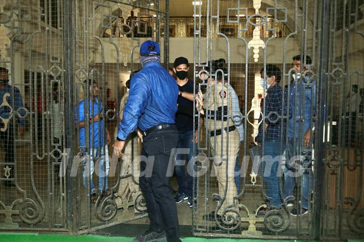 Hrithik Roshan snapped at Mumbai Police Commissioner's office 