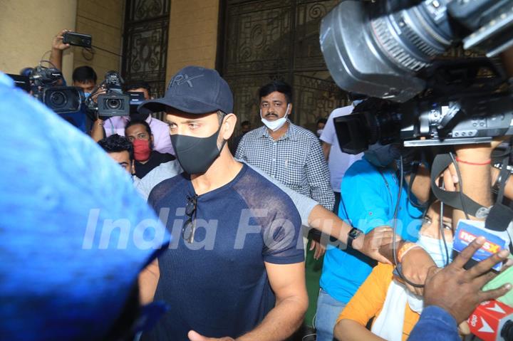 Hrithik Roshan snapped at Mumbai Police Commissioner's office 