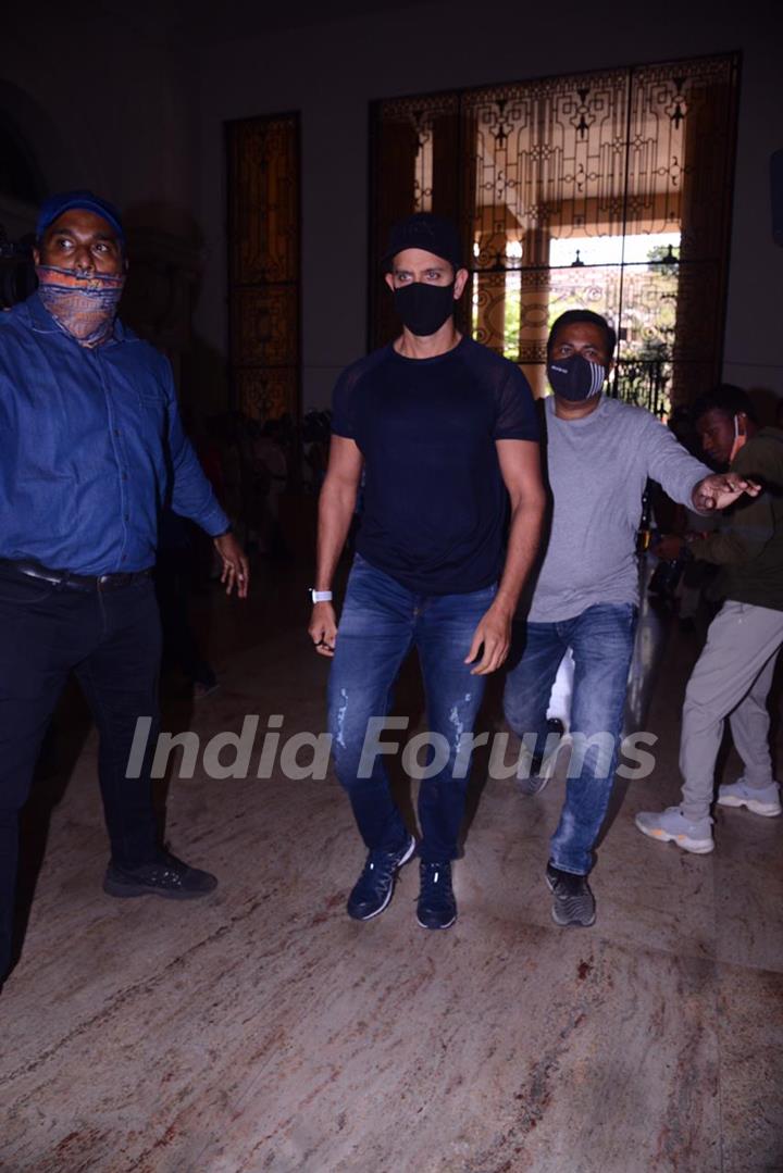 Hrithik Roshan snapped at Mumbai Police Commissioner's office 