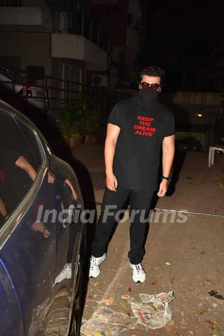 Arjun Kapoor snapped visiting Kareena Kapoor Khan's residence!