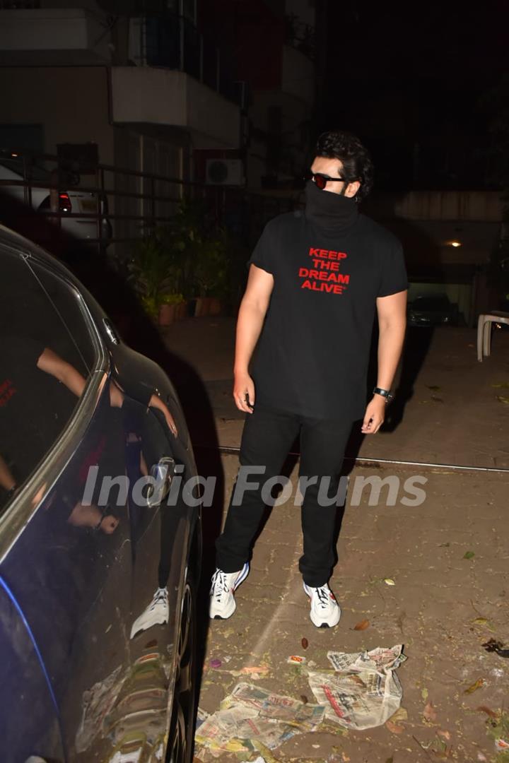 Arjun Kapoor snapped visiting Kareena Kapoor Khan's residence!