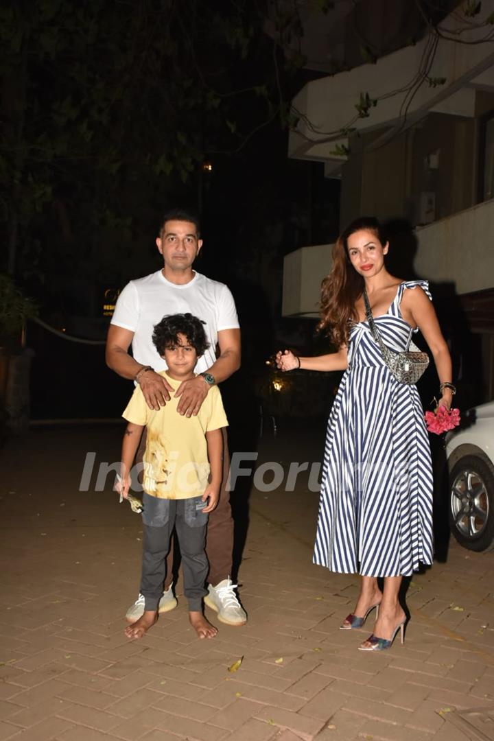 Malaika Arora snapped visiting Kareena Kapoor Khan's residence!